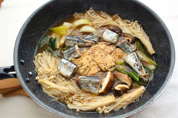 【すき焼きなのに…肉じゃなくてサンマかよ!?】ぶつ切りにした身がゴロゴロ♪割下は味噌風味でコク旨♡