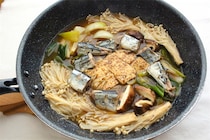 【すき焼きなのに…肉じゃなくてサンマかよ!?】ぶつ切りにした身がゴロゴロ♪割下は味噌風味でコク旨♡