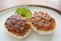 余ったご飯で「五平餅」作ってみた！潰して焼くだけ簡単♪もちもち香ばしい秘密はミックスナッツ!?【農家直伝】