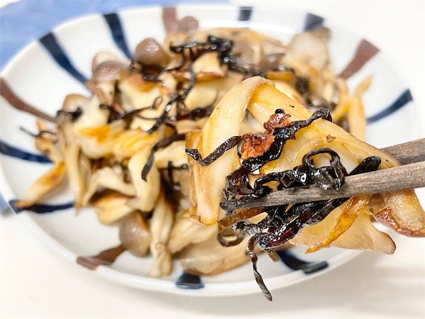 【キノコはバターで炒めて鶏ガラと塩昆布で調味】すると…意味わからんくらい旨い♡舞茸としめじで挑戦!