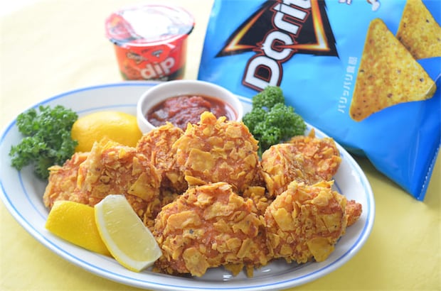 【スナック菓子を衣に!?】ドリトス砕いてクリスピーな「チキンナゲット」作ってみた！ザクザクの後に神ふわ食感♪