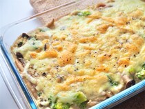 【罪悪感ゼロなのにコク旨が過ぎる】生クリも牛乳も不使用！旨味まみれな「豆腐ときのこグラタン」焼こう！