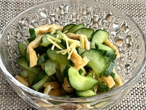 【90年前のおかず再現】普通の酢の物と思いきや!?昭和の知恵満載「キュウリと油揚げの酢もみ」作ってみた！
