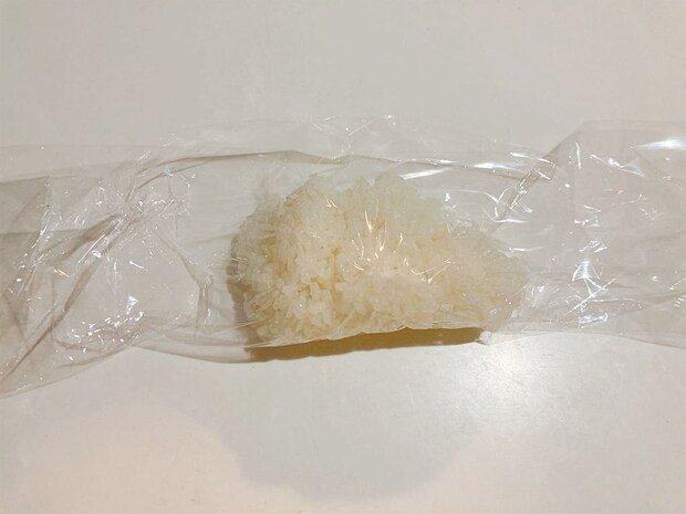ご飯を包んでいく
