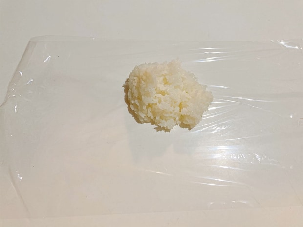 ラップにご飯をのせる