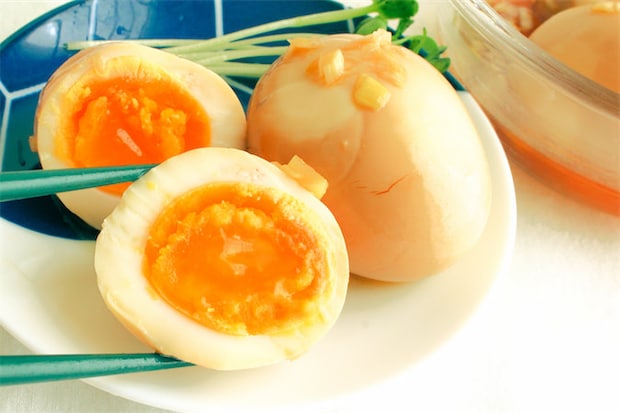 【茹で時間7分40秒の魔法】バッチリ半熟にキマる「黒酢ネギだれ味玉」がさっぱりとろ〜り【料理家直伝】