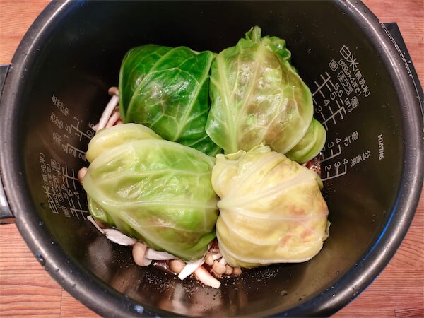 【炊飯器で超時短】肉ダネに生米ブチ込んで巻く「ロールキャベツ」作ってみた!すごいモチっと食感♪【農家直伝】