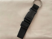 【セリアで爆売れ中】子連れのお出かけ悩みが解消！「ジャケットホルダー」が優秀すぎた！どう使うの!?