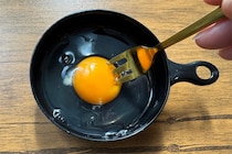 【卵焼くのにコンロは要らない】レンチン50秒！セリア「電子レンジ調理器目玉焼き」で朝の時短が叶う話