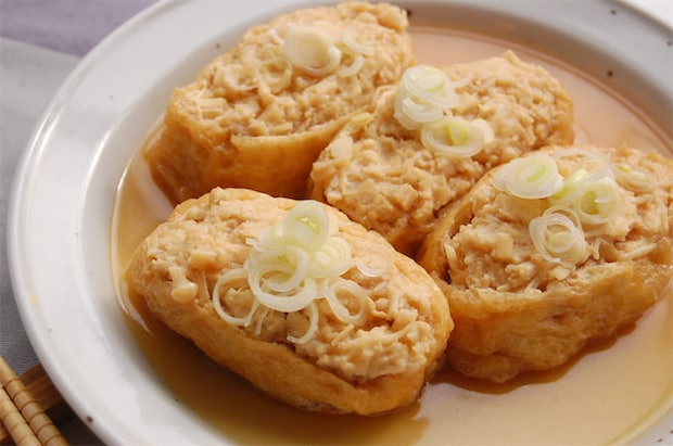 えのきと鶏ひき肉のタネがパンパン!噛むと出汁がジュワ~な「えのき肉いなり」に挑戦♪発想が斬新すぎ