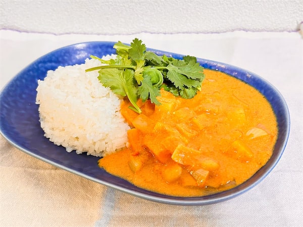 【肉なしでも大満足】お手軽スパイスで本格的な「ベジタリアンカレー」作ってみた!プロの一手はトマトの酸味♪