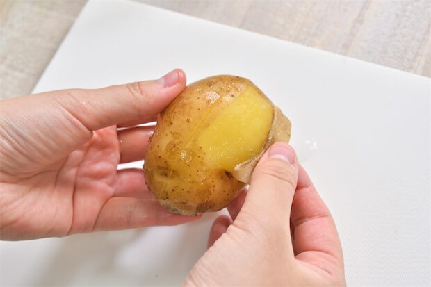 【めんどくさい…が解決!】じゃがいもの皮が「スルッと剥ける」裏ワザ!ピーラーいらず♪【青髪のテツ】