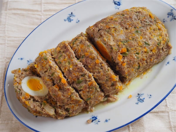 【型不要でも断面萌え♡】アルミホイルで包んで焼くだけ「ミートローフ」作ってみた!肉より野菜が多いんじゃ?