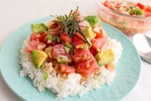 【アボカド&マグロに合いすぎ♡】新顔調味料「塩麹トマトサルサ」で和えるだけ5分♪ポキ丼作ってみた!