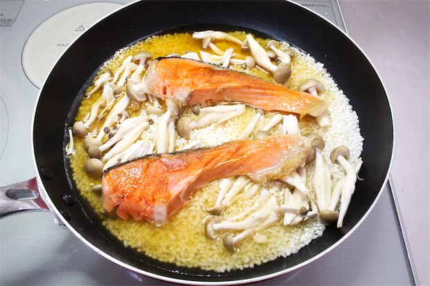 【フライパンで炊き込みご飯】焼き目とおこげが香ばすぃ〜♪「焼き鮭の炊きこみごはん」作ってみた!