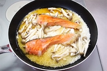 【フライパンで炊き込みご飯】焼き目とおこげが香ばすぃ〜♪「焼き鮭の炊きこみごはん」作ってみた！