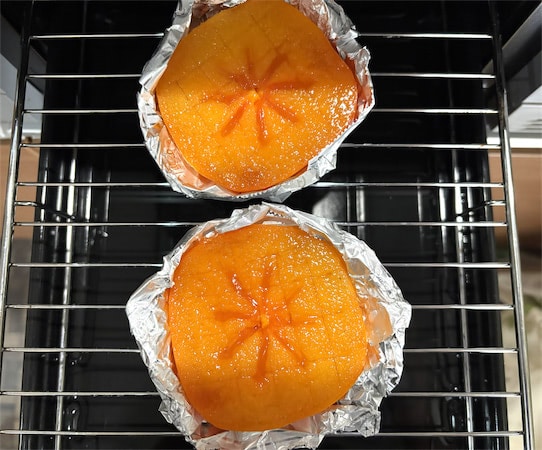 【熟れすぎ柿は“焼く”が正解!】グリルに放り込めばとろっとろ♪バターと合わせりゃ…もうトリコに♡