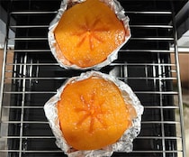 【熟れすぎ柿は“焼く”が正解！】グリルに放り込めばとろっとろ♪バターと合わせりゃ…もうトリコに♡