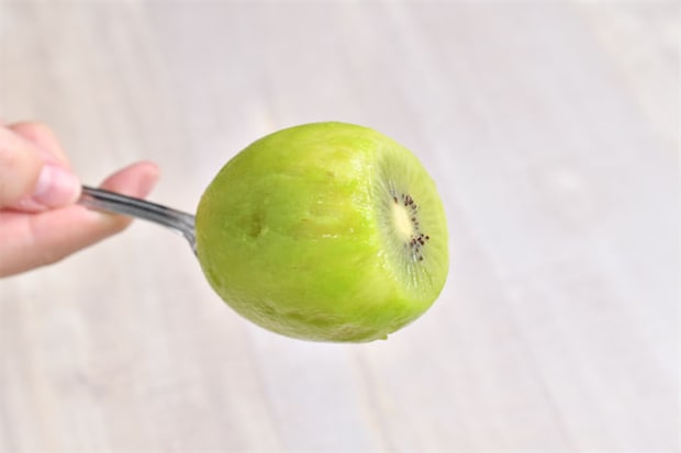 【つるんと美しい…】キウイは「湯むき」で皮が剥ける！「丸ごとかぶりつく」願望を叶えます♪【青髪のテツ】