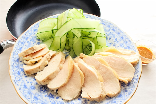 【フライパンよだれ鶏】コールドスタートで鶏むね肉がしっとりぷるぷる♡蒸し器いらずの時短テク試してみた!