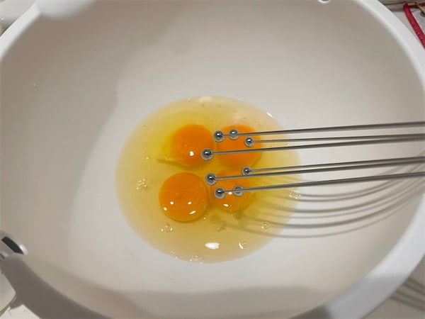 ダイソー「8本スティックの泡立て器」が菜箸と泡立て器のいいとこどり&洗いやすくてコンパクト収納な件