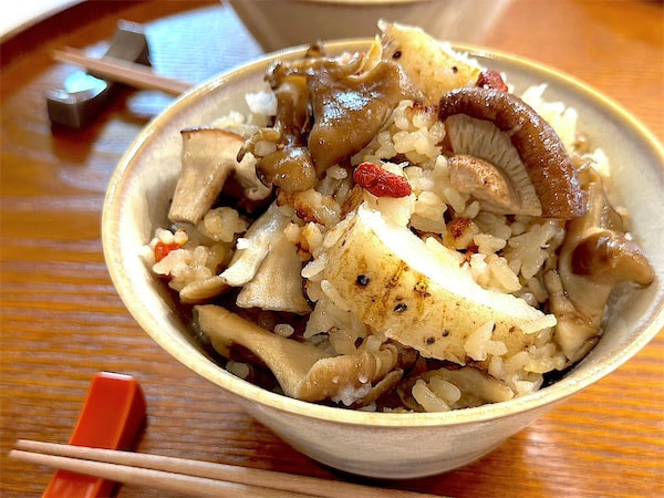 【薬膳風炊き込みごはん】作ろう!きのこと山芋ゴロゴロで一品でも食べ応え◎免疫力も爆増♡え、とろろで味変も!?