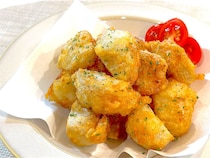 【里芋は煮物だけじゃない】チーズ風味香る♡「里芋のフリッター」作ってみた！衣にアレを入れるとサックサク!?