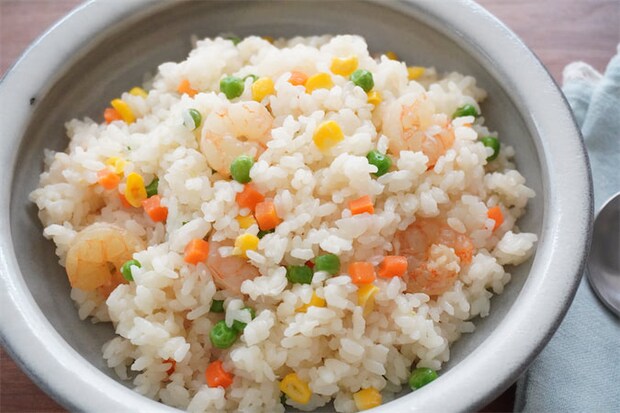 【牛乳でご飯を炊くの!?】コク旨でやみつきになる「ミルクご飯」作ってみた！コンソメ味のエビピラフ風♪