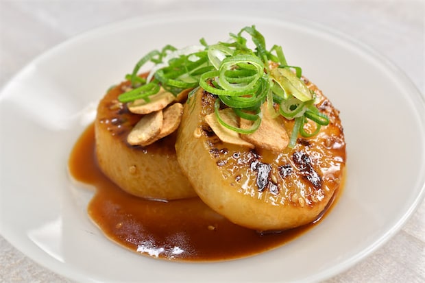 【大根のイメージ覆る】焼き肉タレで「大根ステーキ」がヤミツキになる！レンチンで味シミシミ♪【青髪のテツ】