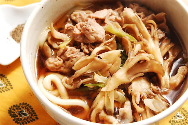 いつもの「めんつゆ」をネギ・肉・きのこで格上げ!5分で簡単「舞茸入り肉うどん」で鼻通りもよくなった話♡