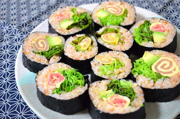 イタリアン巻き寿司爆誕!真っ赤に米を炊き染める「トマト巻き」作ってみた♪具は生ハムにチーズ【農家直伝】