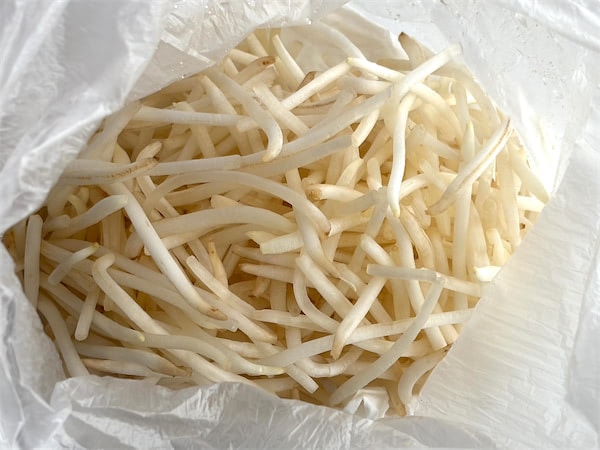 「もやし」って安いはいいがすぐ傷むから…【1週間経ってもシャキシャキうまい超保存法】試してみた!