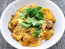 【フレンチのシェフが丼めし!?】2つ星店の元シェフがスゴ技繰り出しまくりで作った「普通の親子丼」に挑戦！