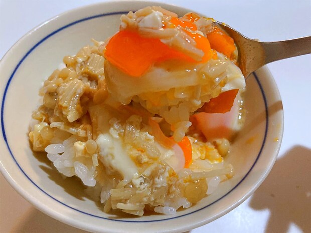 卵丼をすくったところ