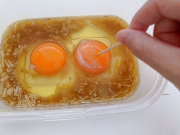 割りいれた卵につまようじで穴をあける