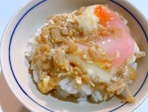 【レンジで“卵丼”作ろう】刻んだえのきたっぷりで食感楽し♪生姜とゴマ油の香りでうんまい♡ご飯が進む