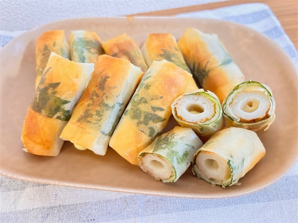 【ちくわを春巻きの皮で包んだら…】パリッともちっとうんまい♡チーズと青じそ詰めて「ちくわロール」作ろう