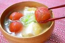 プチっとはじけてフルーティーな「トマトのみそ汁」作ってみた！かつおダシ×トマトで旨味マシマシ♡【農家直伝】