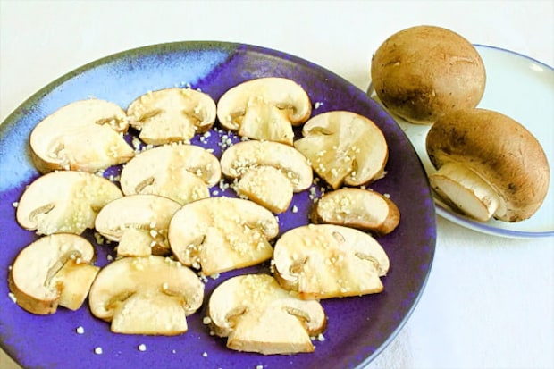 【リュウジの爆速前菜】きのこの活き造り!?切って味付けるだけの「マッシュルームのカルパッチョ風」作ろう