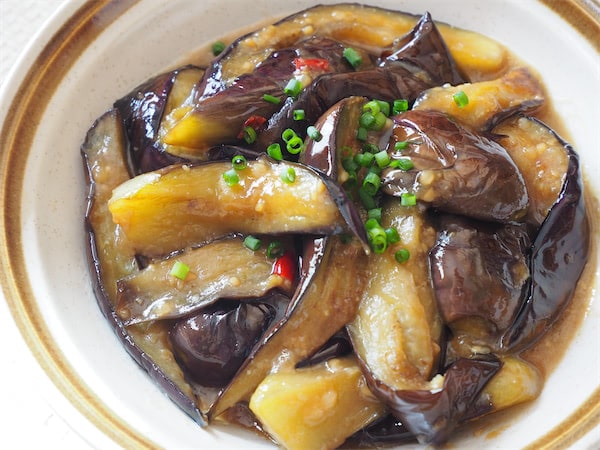 焼く前に油を絡める!皮から焼く!みそは最後に!…【科学の調理】で真っ当に美味い「ナスみそ」作ろう♪