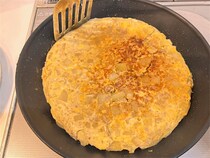 【店でも出してる！】笠原将弘の「肉じゃが卵焼き」はスペイン風ビジュ♪具がぎっしりで食べ応え満点な件