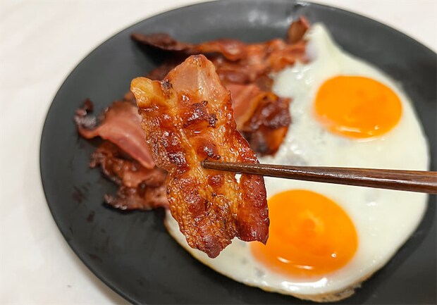 【板前歴21年の凄ワザ】ホテル超えな「最強のベーコンエッグの作り方」に挑戦!え、めん棒を用意しろ!?
