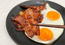 【板前歴21年の凄ワザ】ホテル超えな「最強のベーコンエッグの作り方」に挑戦！え、めん棒を用意しろ!?