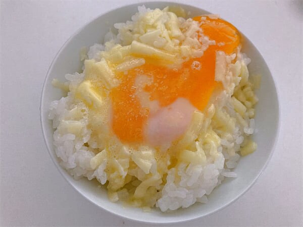 【レンチンは軽~くね♪】現時点で最強!「バターチーズ卵かけごはん」が旨味まみれで背徳感が過ぎる!