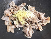 【常識を覆す“志麻さんの野菜炒め”】え、野菜に味つけをしない!?どうするの!?お肉にしっかりつけるって