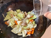 【野菜炒めに注いでる「にんにく水」って何!?】新顔の調味料!?旨味とコクを増強させる魔法の水だって！