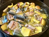 【天才か!?サンマとさつま芋で…アヒージョ!?】オイルで煮るとサンマはふんわり♡お芋は甘くてしっとり♡