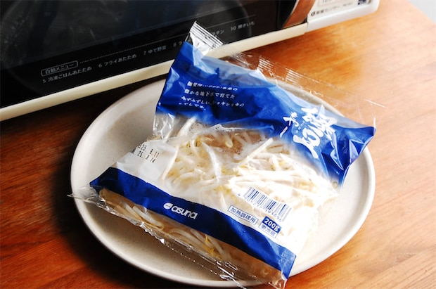 リュウジ『もやしは袋のままチンするだけで旨い』 納豆と和えろ!虚無でも作れる「無限塩納豆」に挑戦!