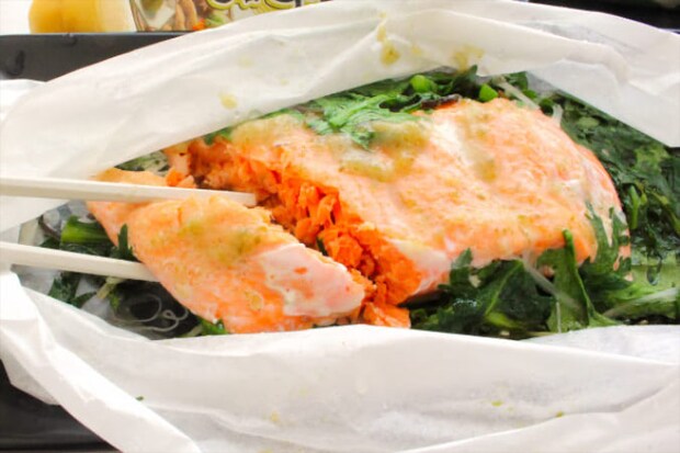 【グランシェフの簡単仏料理】「サーモンと春菊の紙包み焼き」作ろう!紙に包んで香りも旨味も閉じ込めろ