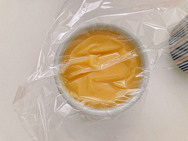 卵液の表面にある気泡をラップで取る